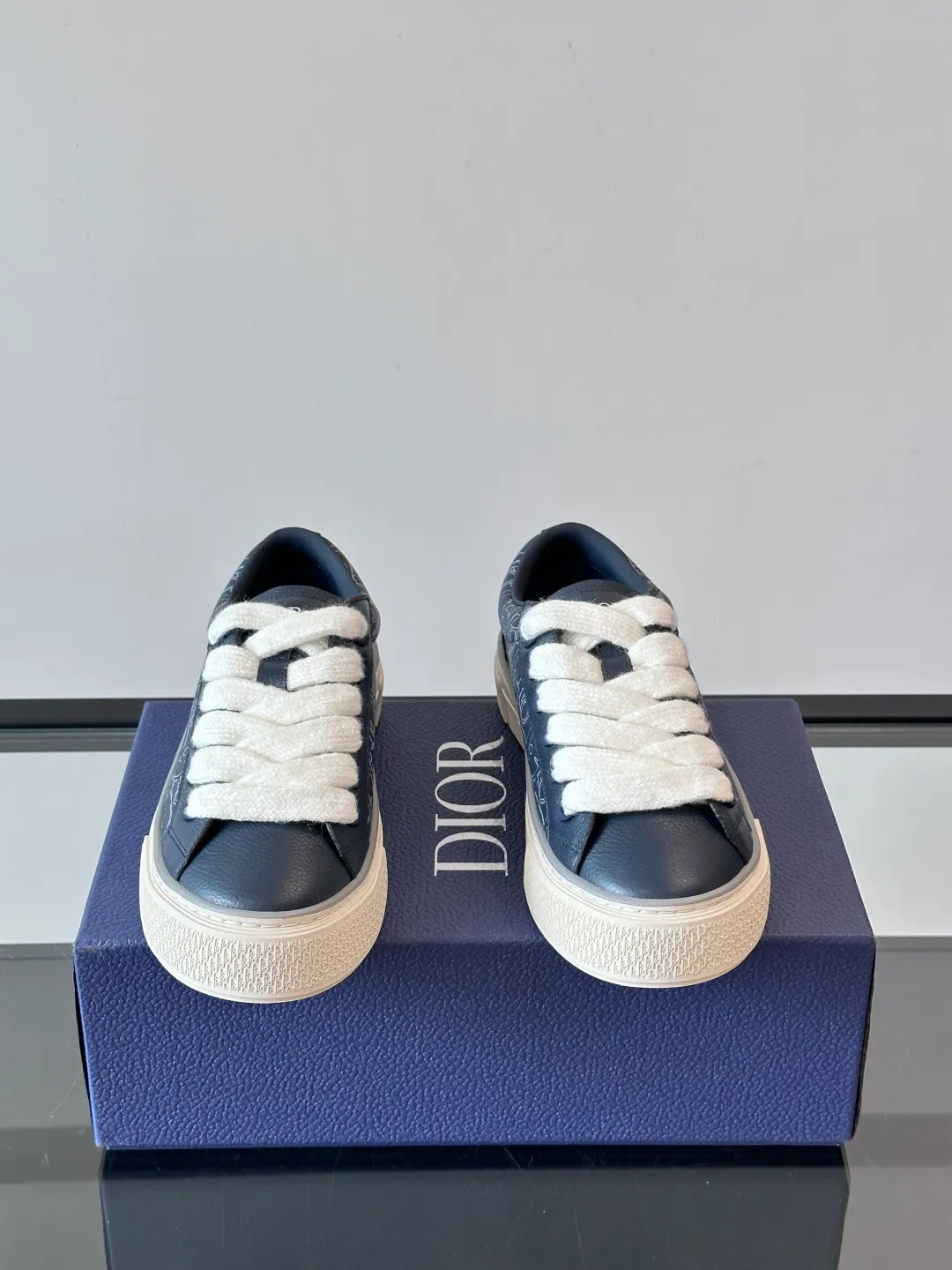 Men's men's shoes 💰p440 "Dio～r" 🆕This B33 sneaker is a new interpretation of the classic tennis shoe, with a fashionable silhouette that highlights a heavy texture. Crafted from cow leather with Oblique print, it's unique with a padded tongue embellished with the Dior signature, wide mohair laces and tonal brass eyelets with a matte finish. Rubber sole with Oblique print effect, enhanced by a contrasting Dior 30 Avenue Montaigne signature on the rear. It adds a stylish touch to a casual look.  Size: 38-44 (45 customized)